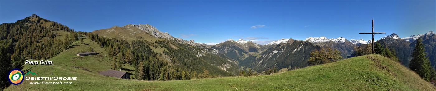 47 Alla croce del Monte Colle (1750 m) con vista da sx sul Pizzo Badile-Monte Secco-....jpg